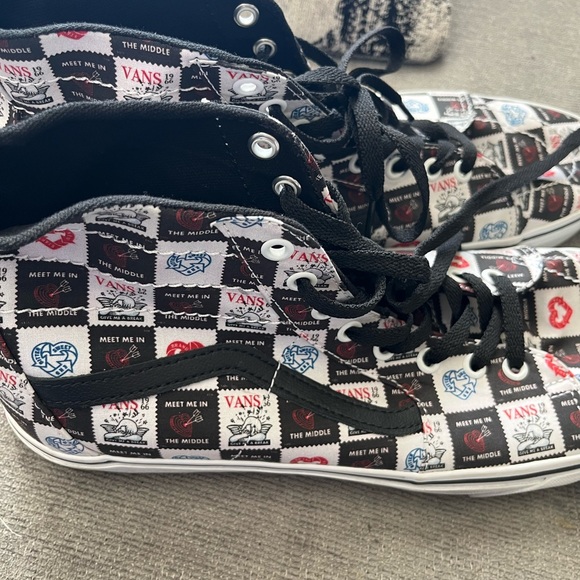 Converse High-Top Sneakers with Graphic Design - Picture 3 of 5